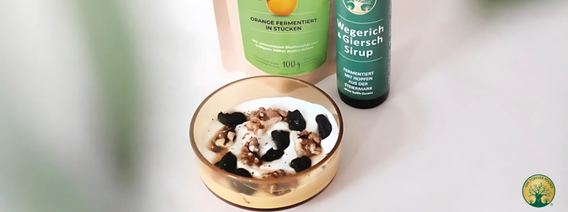 Joghurt mit fermentierten Orangen & Wegerich-Giersch-Sirup